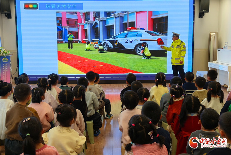 蘭州萌娃學(xué)交規(guī)